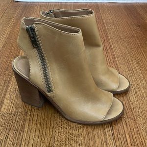 Steve Madden terraa leather open toed tan booties